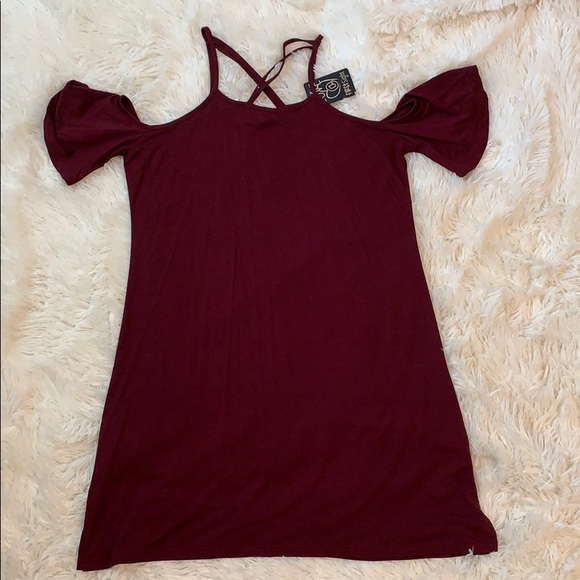 Dresses & Skirts - Maroon cold shoulder dress